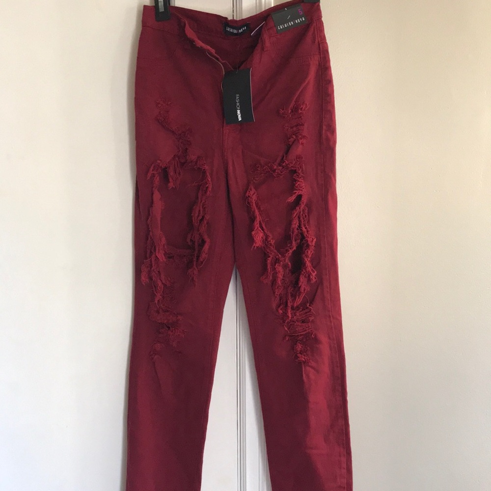 Joey Skinny Jeans in color burgundy.